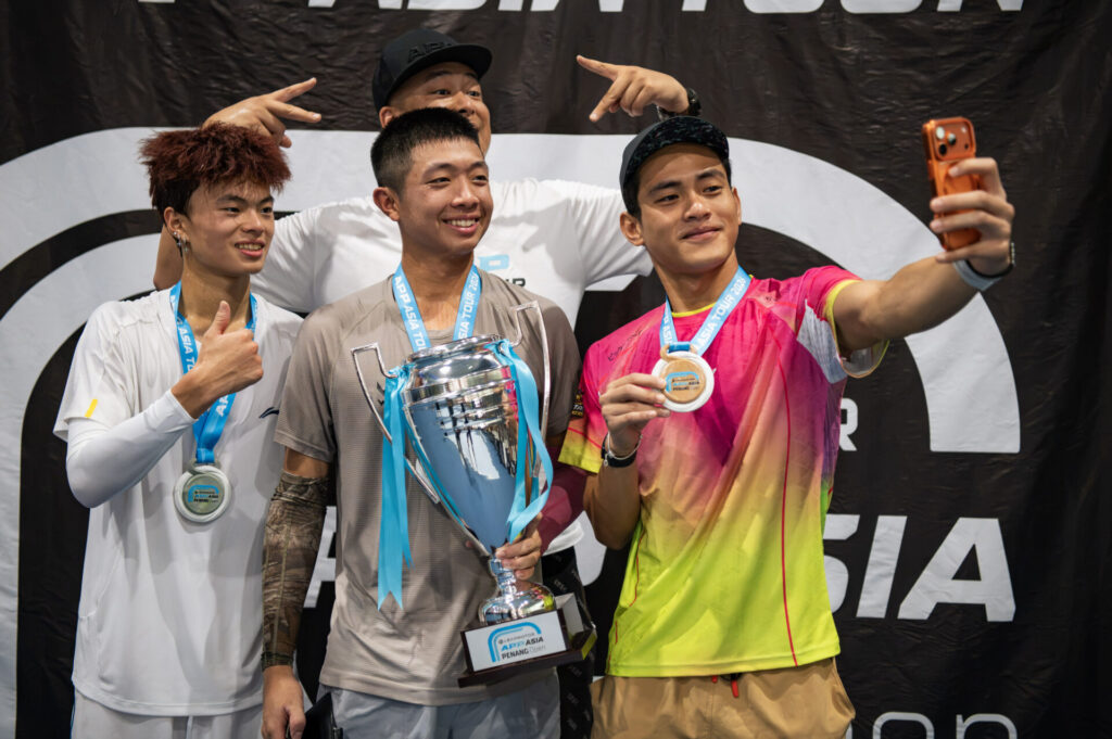 (l r, phoenix he china pro men’s singles first runner up, quang duong vietnam champion of pro men’s singles, yui see lau senior vice president of app global expansion, muhammad aiman hamdan malaysia (l r, phoenix he china pro men’s singles first runner up, quang duong vietnam champion of pro men’s singles, yui see lau senior vice president of app global expansion, muhammad aiman hamdan malaysia